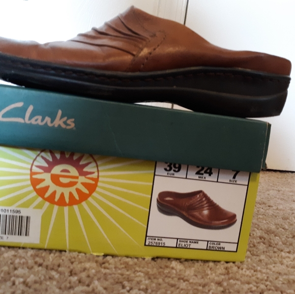 Womens Clark's size 7 - Picture 2 of 3